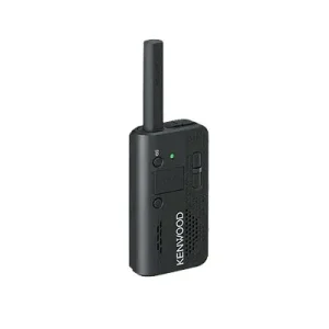 Radio portátil VHF (136-174 MHz), ligero, resistente (MIL-STD-810), con 16 canales, DTMF, IP54, VOX y función de escaneo; incluye antena, batería, cargador y clip.